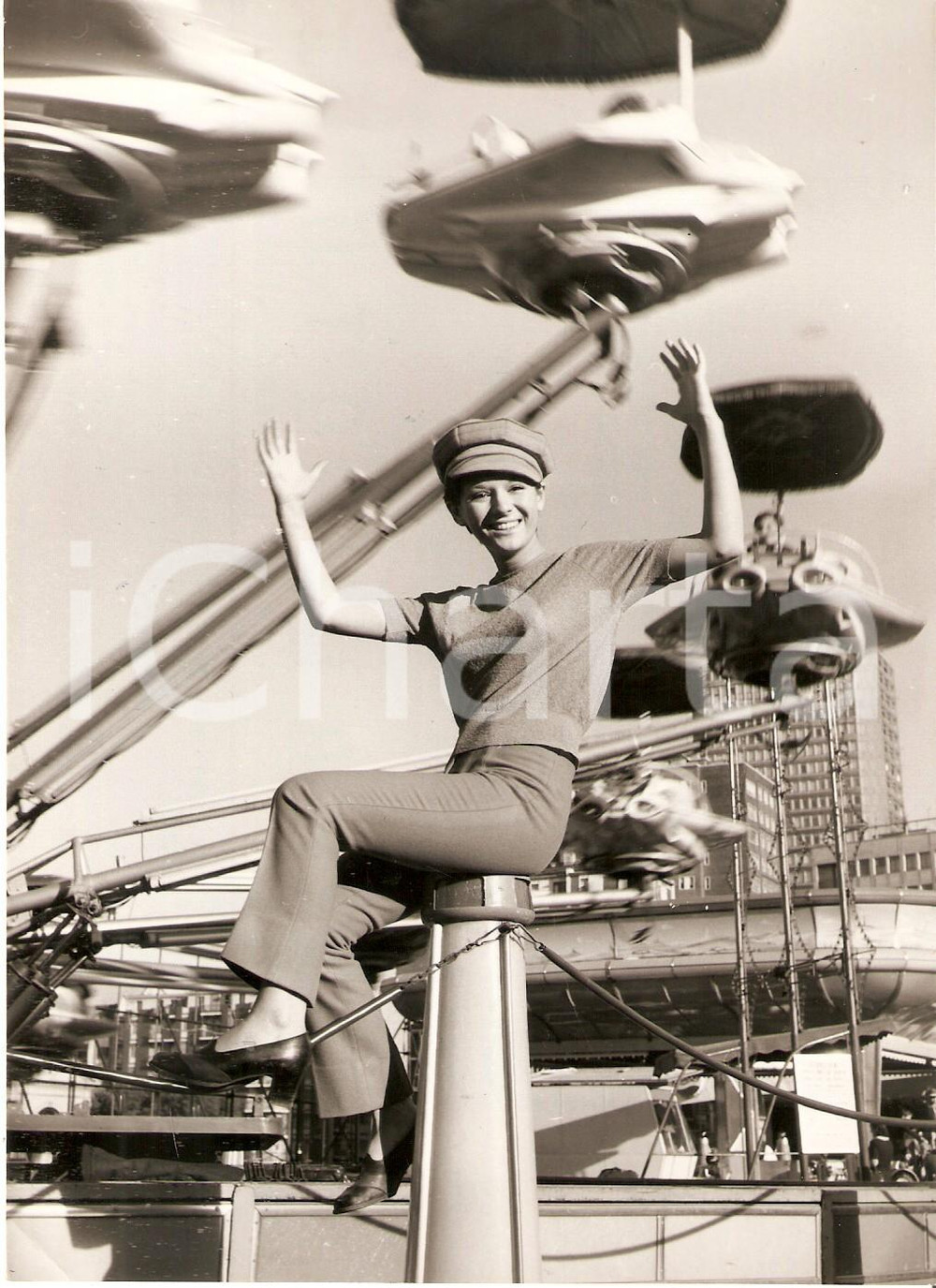 Fotografia d epoca originale 1967 TELEVISIONE Showgirl Titti BORETTI al luna park Foto 13x18 cm 1