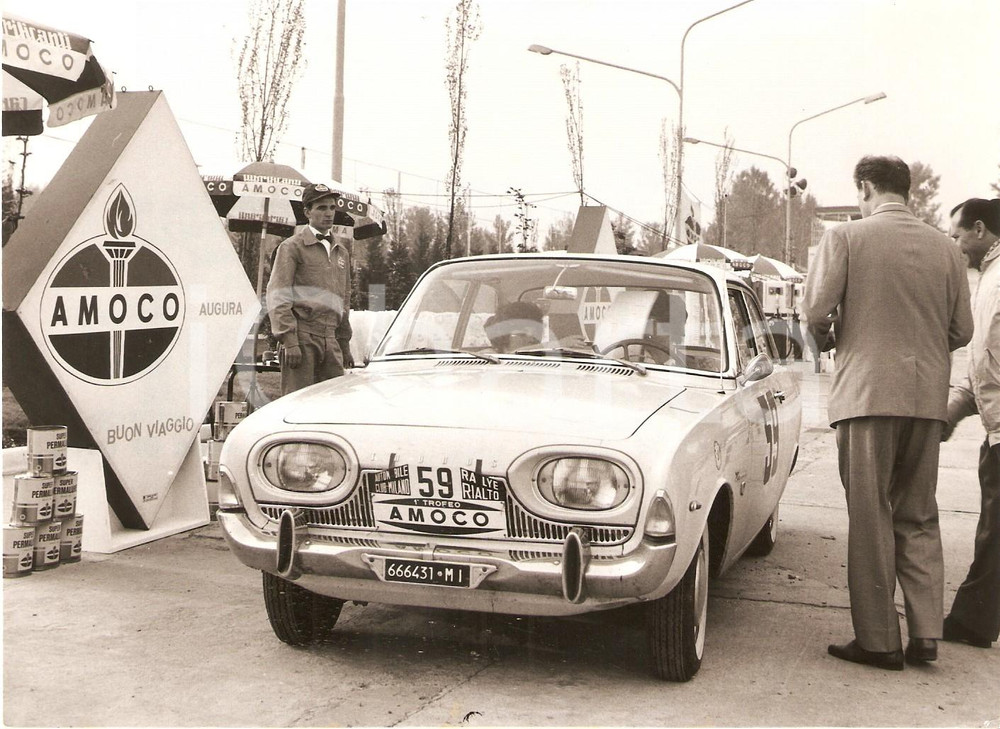 Fotografia d epoca originale 1963 1Â° Rally RIALTO Trofeo AMOCO Automobile ai blocchi di partenza Foto 18x13 1