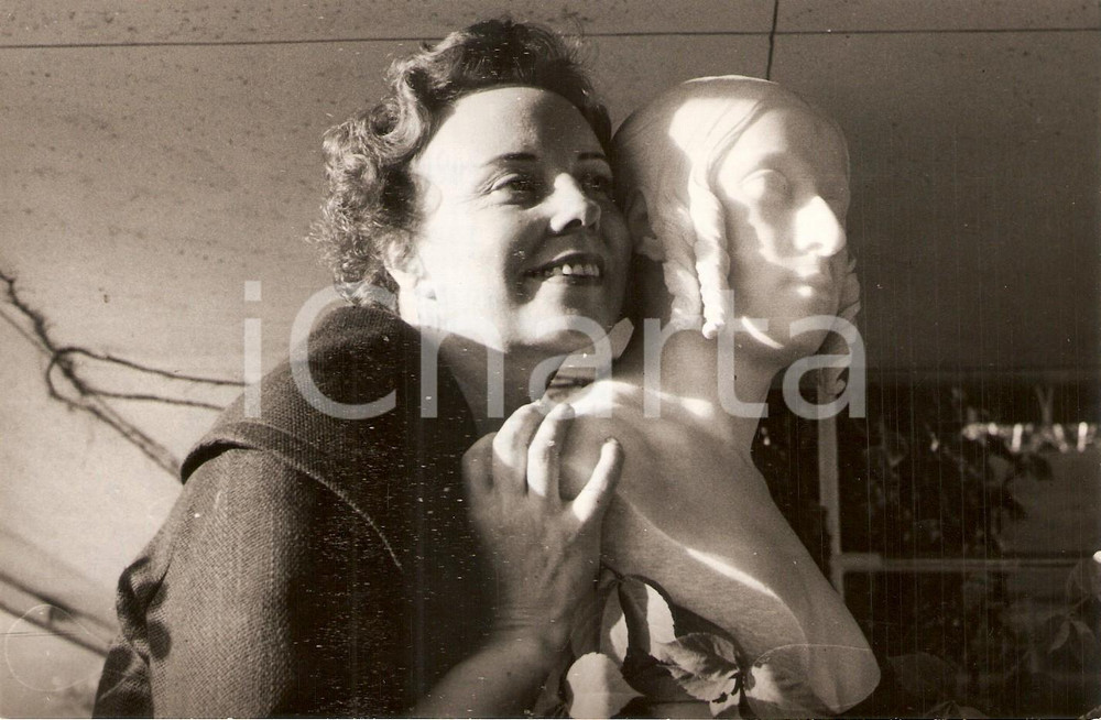 Fotografia d epoca originale 1959 ALASSIO Soprano Magda OLIVERO posa con busto femminile Foto 18x12 cm 1