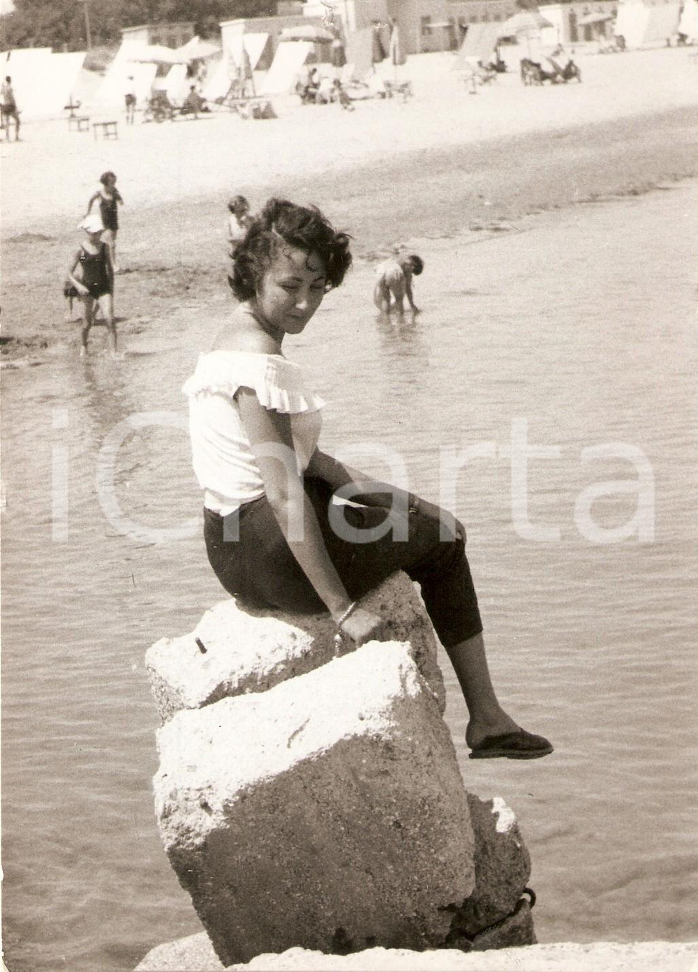Fotografia d epoca originale 1954 MILANO MARITTIMA Anna Maria MONETA CAGLIO pensierosa sugli scogli Foto 1