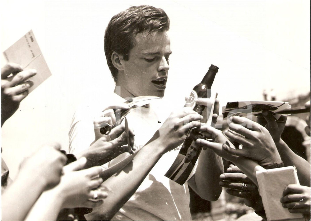 Fotografia d epoca originale 1966 V CANTAGIRO Tappa di PERUGIA Il cantante DINO assalito dalle fan Foto 18x13 1