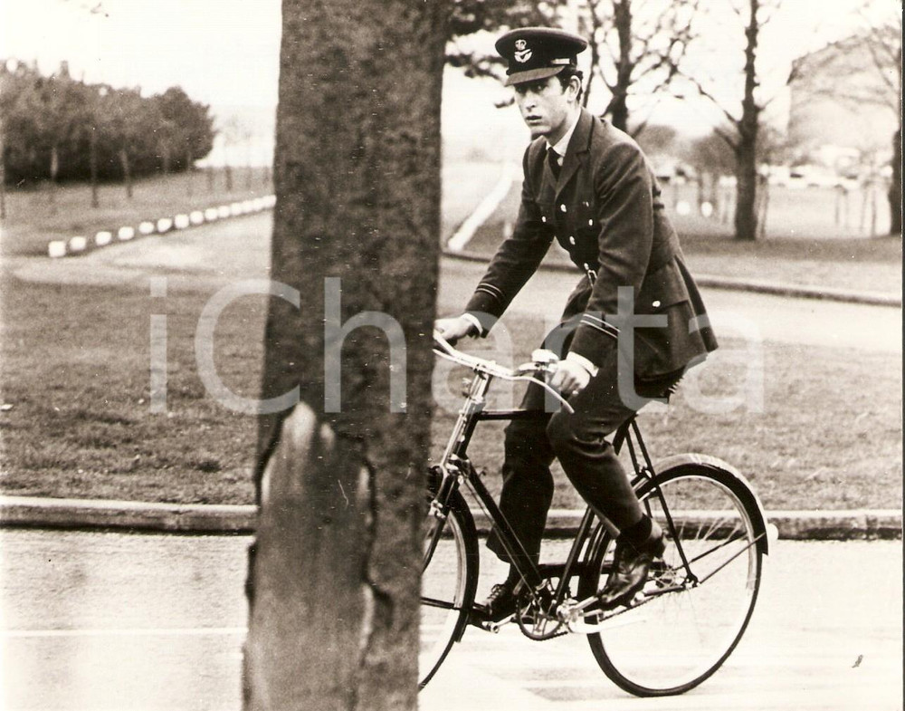 Fotografia d epoca originale 1971 LONDON Charles Prince of WALES rides a bike to RAF CRANWELL airport Foto 1