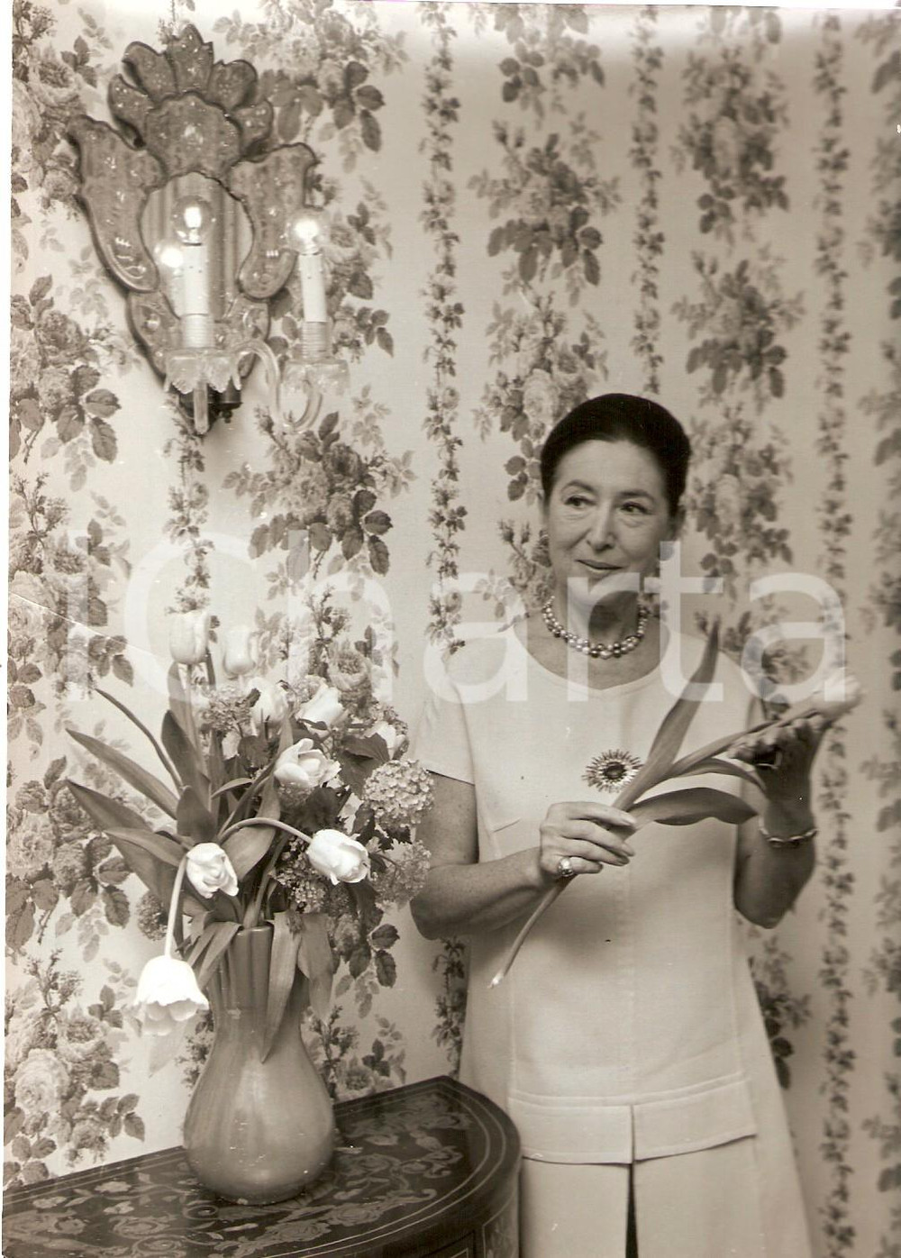 Fotografia d epoca originale 1967 MODA Ritratto di Mala RUBINSTEIN con vaso di fiori Foto 13x18 cm 1