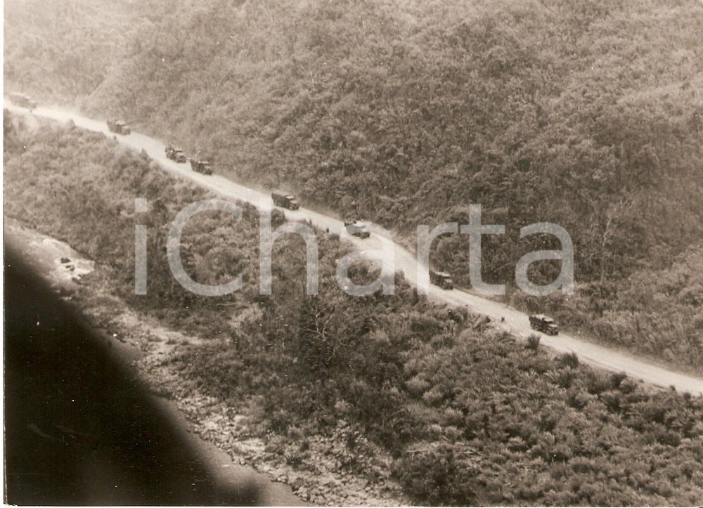 Fotografia d epoca originale 1971 LAOS  VIETNAM WAR Military trucks on the NATIONAL ROUTE 9 Foto 13x18 cm 1