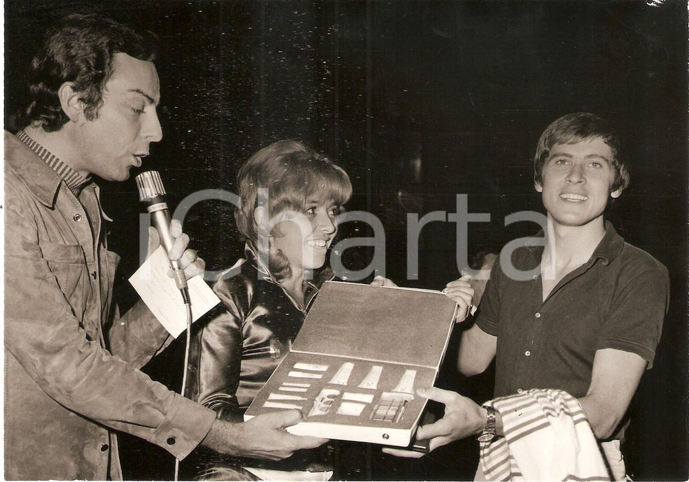 Fotografia d epoca originale 1971 MUSICA Daniele PIOMBI regala scatola di cosmetici a Gianni MORANDI Foto 1