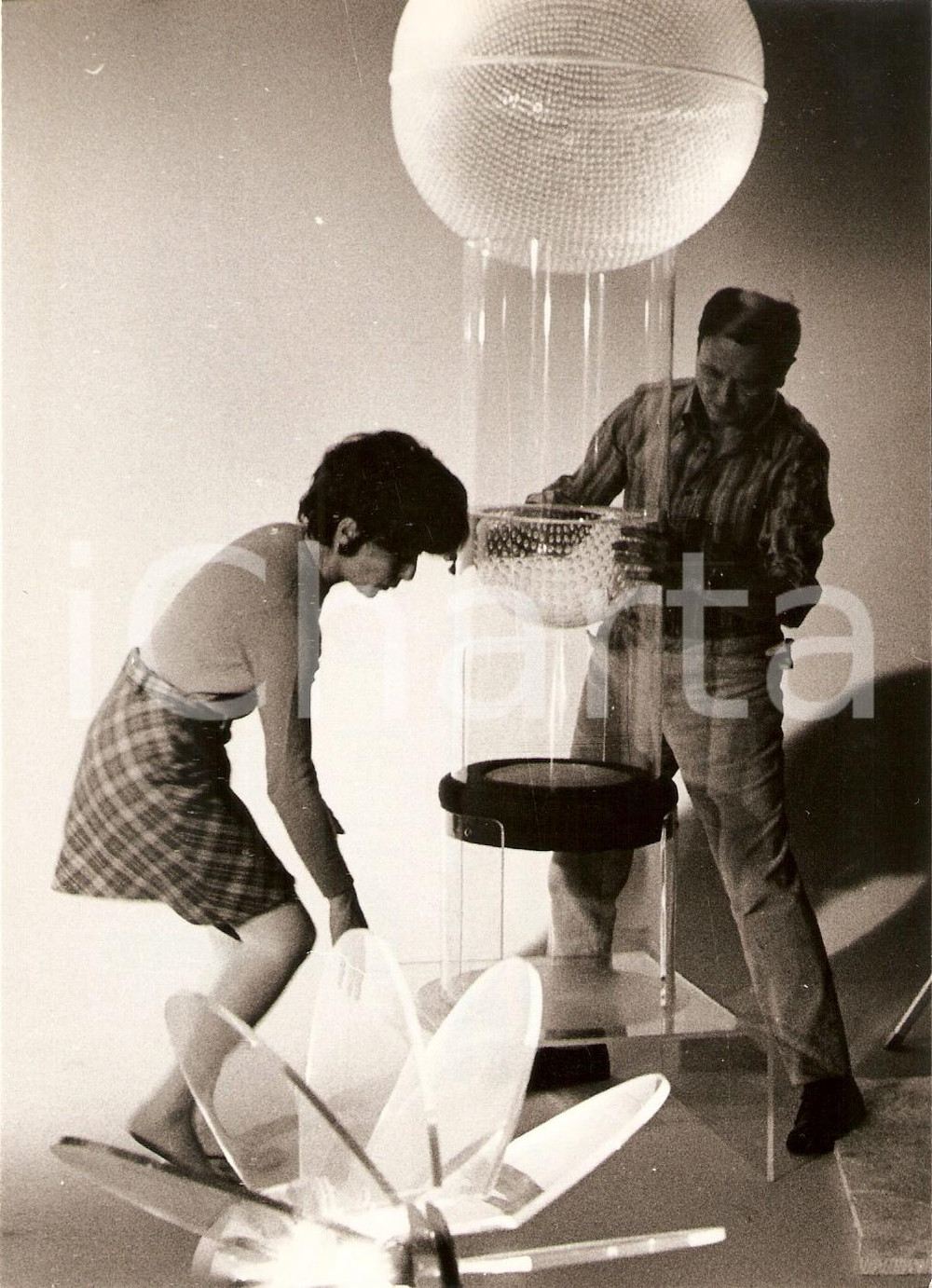 Fotografia d epoca originale 1968 MILANO Pierre BOULAT fotografa oggetti di design italiano per LIFE Foto 1