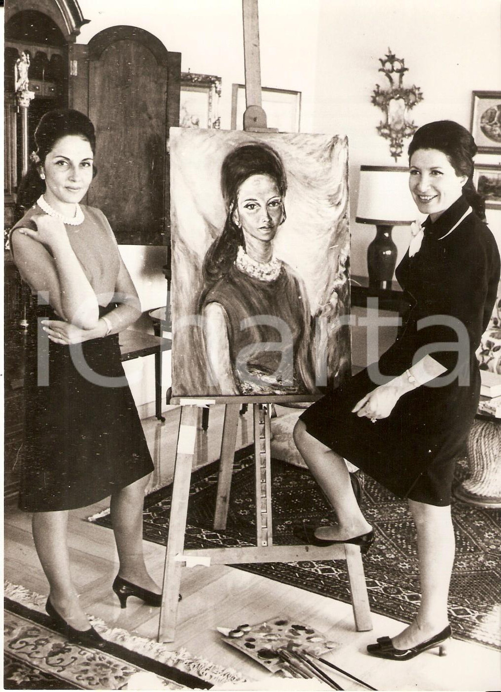 Fotografia d epoca originale 1968 ROMA Pittrice Iris MARTENS mostra ritratto a Vittoria MICHITTO LEONE Foto 1