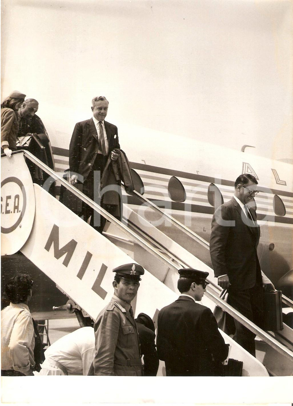 Fotografia d epoca originale 1963 MILANO Howard L. CLARK Presidente AMERICAN EXPRESS atterrato in Italia Foto 1