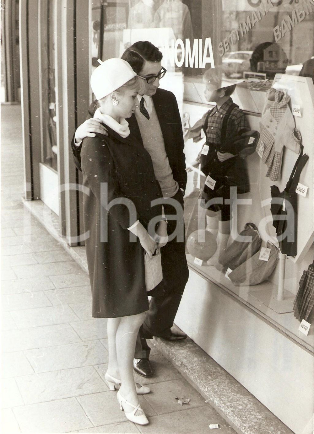 Fotografia d epoca originale 1967 MILANO Passeggiata domenicale per Salvatore D AGATA e Paola PENNI incinta 1