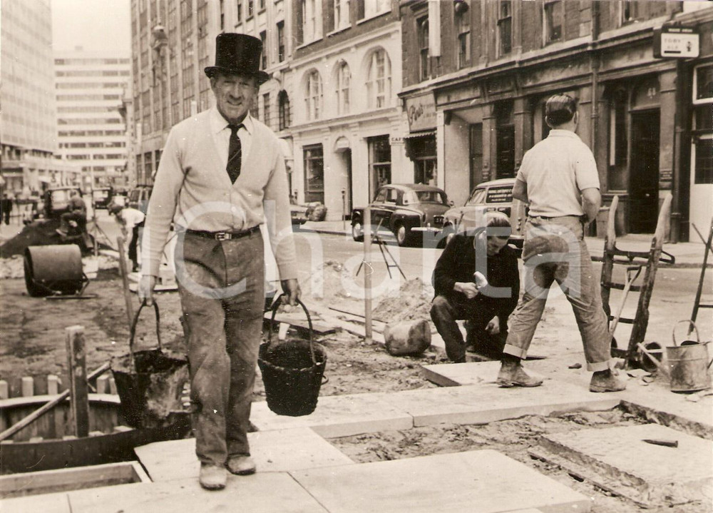 Fotografia d epoca originale 1968 LONDON Bill WILSON the bricklayer that works with top hat Foto 18x13 cm 1