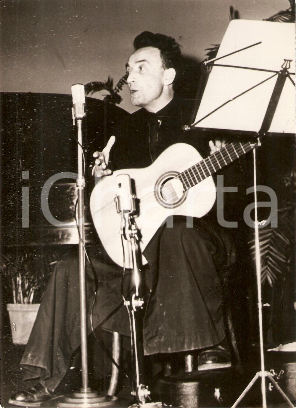 Fotografia d epoca originale 1962 NAPOLI PÃ©re AimÃ© DUVAL Il cantante gesuita durante il concerto Foto 13x18 1