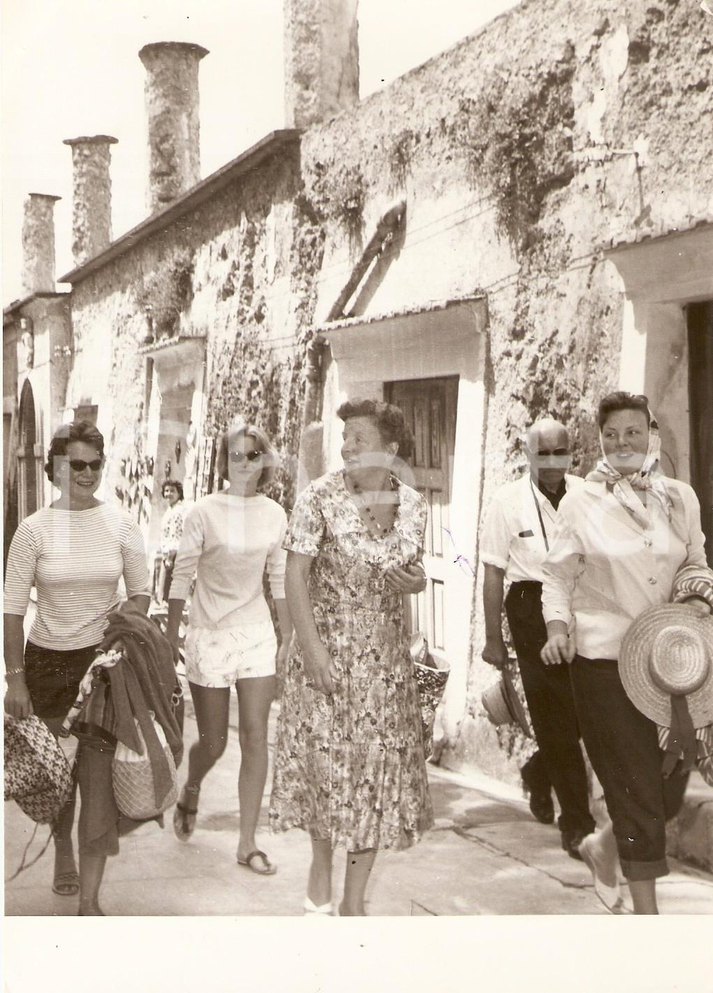 Fotografia d epoca originale 1959 COSTIERA AMALFITANA I Reali d Olanda passeggiano durante la vacanza Foto 1