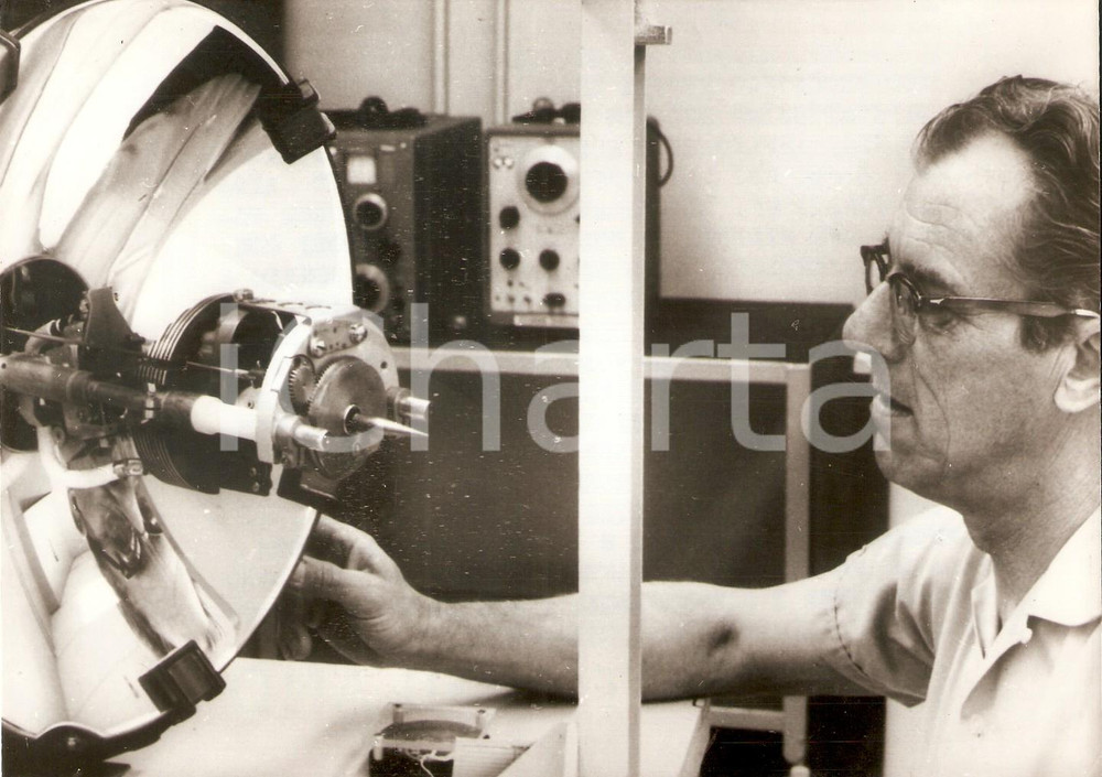 Fotografia d epoca originale 1964 BURBANK  LOCKHEED CORPORATION Leroy PENTER check powerful headlight Foto 1