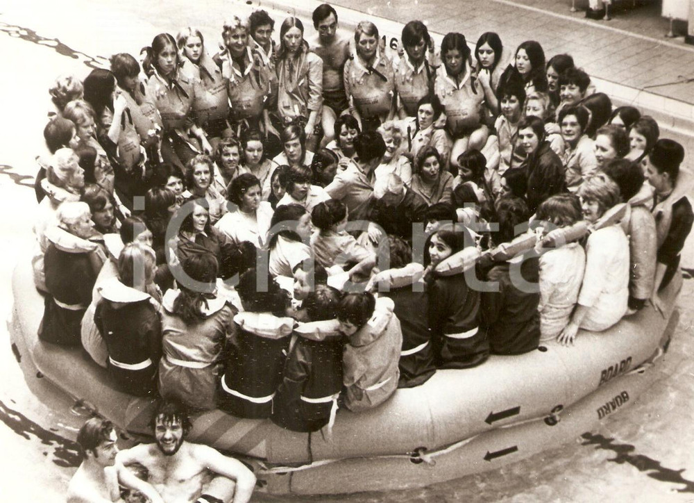 Fotografia d epoca originale 1970 BIRKENHEAD  BEAUFORT LTD. Charles GARDNER has put 100 girls on lifeboat 1