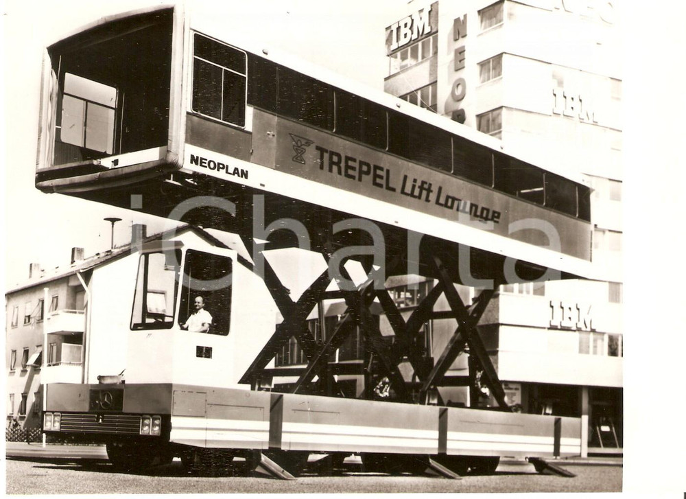 Fotografia d epoca originale 1970 ca STUTTGART  NEOPLAN Trepel lift lounge Foto 18x13 cm 1