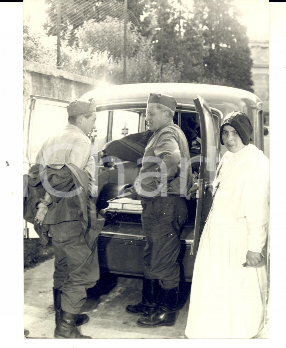 Fotografia d epoca originale 1958 MONTE ARERA Soccorritori con una suora crocerossina Foto 14x18 cm 1