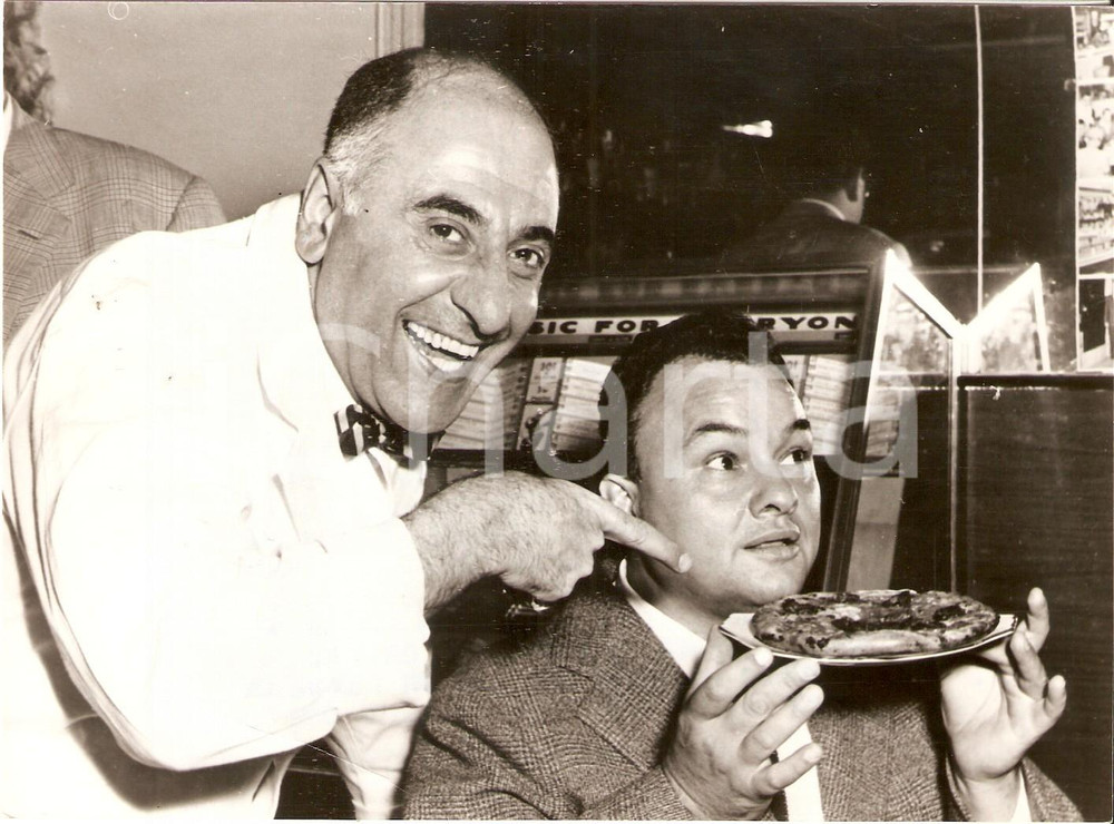 Fotografia d epoca originale 1963 TORONTO Luciano TAJOLI  e Johnny LOMBARDI mostrano una pizza Foto 18x13 1