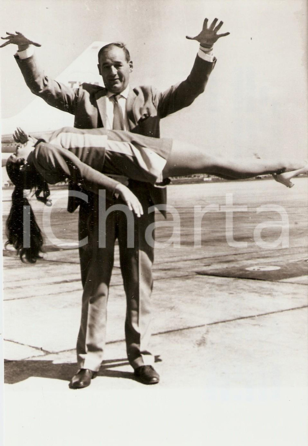 Fotografia d epoca originale 1971 LONDON Illusionist Jeffery ATKINS levitates a hostess at the airport Foto 1