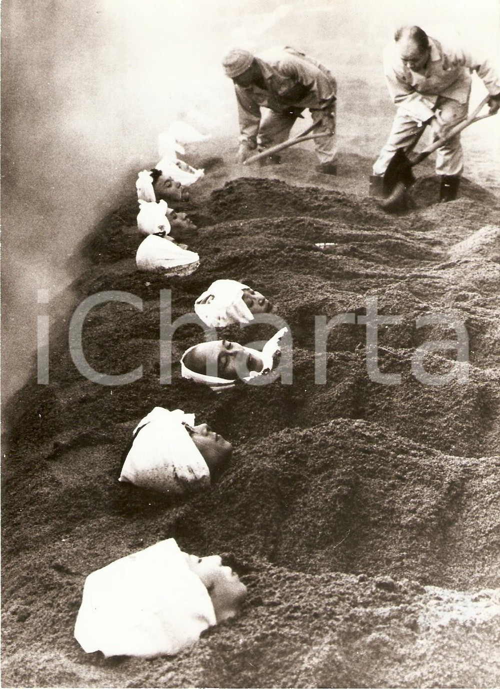 Fotografia d epoca originale 1971 KAGOSHIMA Japanese covered by vulcanic sand to heal  Sand bath Foto 13x18 1
