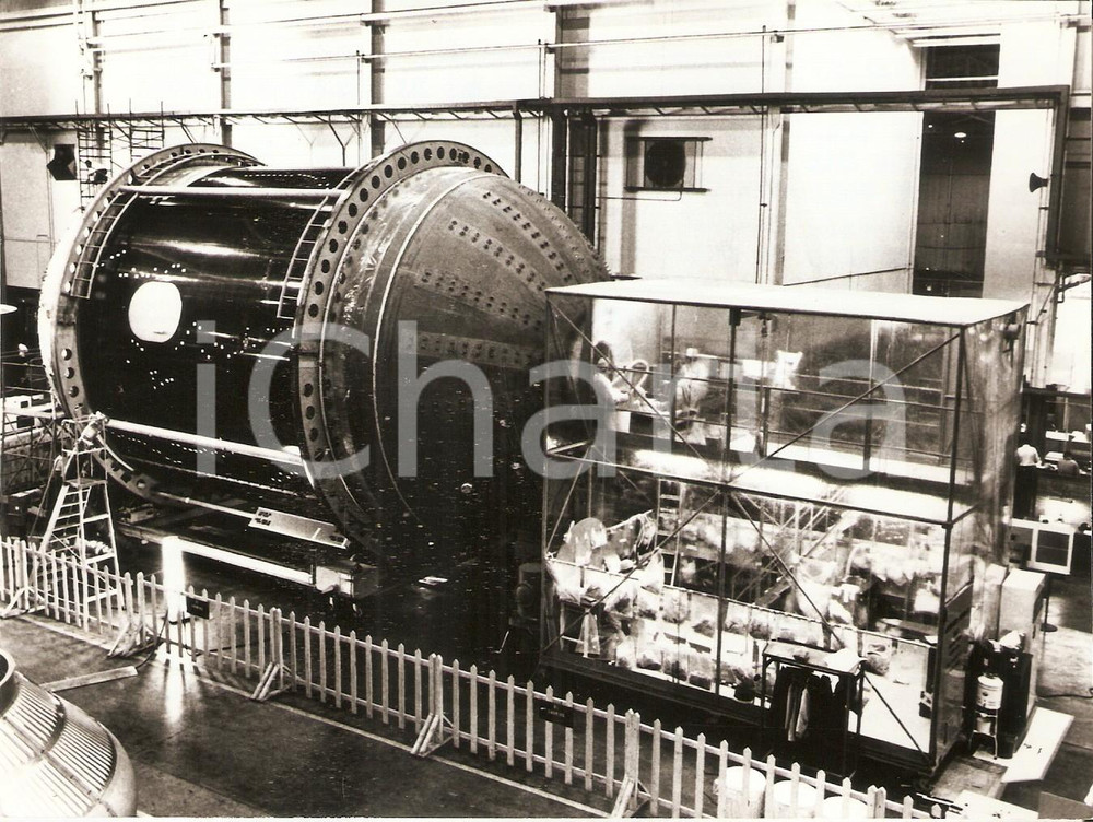 Fotografia d epoca originale 1971 HUNTINGTON BEACH Technicians of McDONNEL DOUGLAS work on SATURN SIVB Foto 1