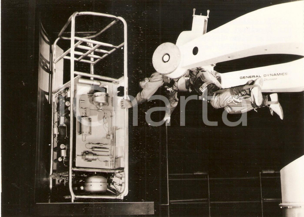 Fotografia d epoca originale 1968 GENERAL DYNAMICS Convair division  New oscillating cabin for spacecraft 1