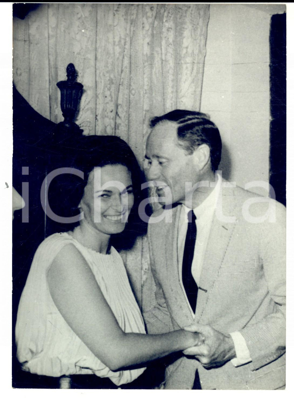 Fotografia d epoca originale 1964 MADRID Lucia BOSE  e Mel FERRER alla mostra di Manuel HERRENROEN Foto 1