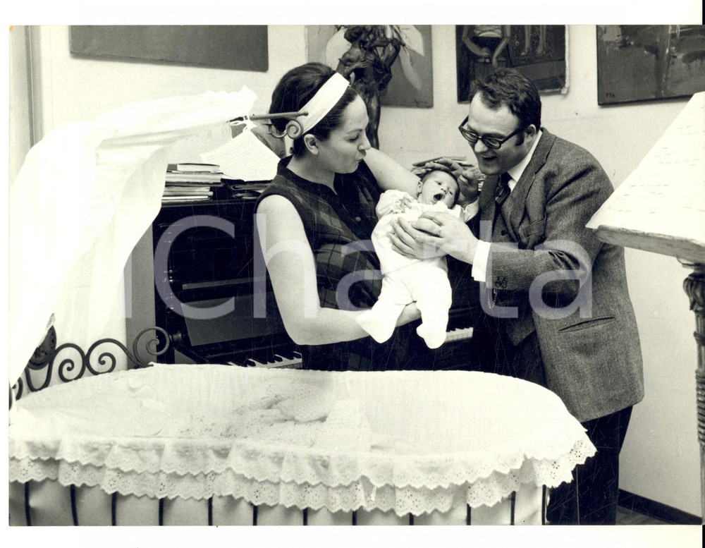 Fotografia d epoca originale 1968 MILANO Giuseppe ZECCHILLO con la moglie e il figlio Graziano neonato Foto 1