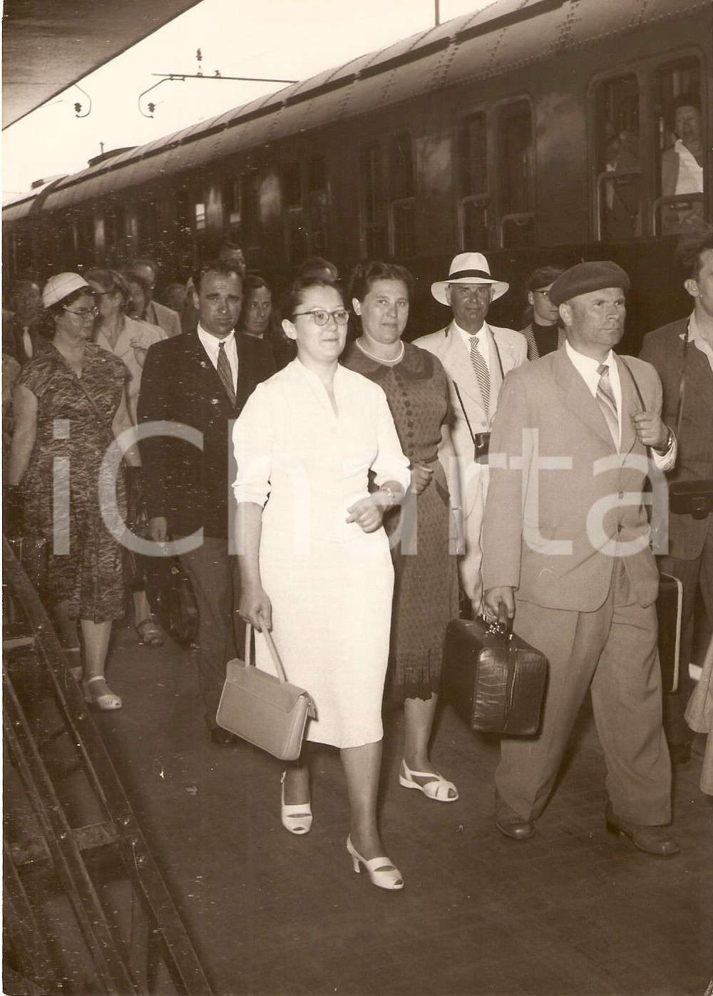 Fotografia d epoca originale 1959 ROMA Crocieristi sovietici arrivati alla stazione TERMINI Foto 13x18 cm 1