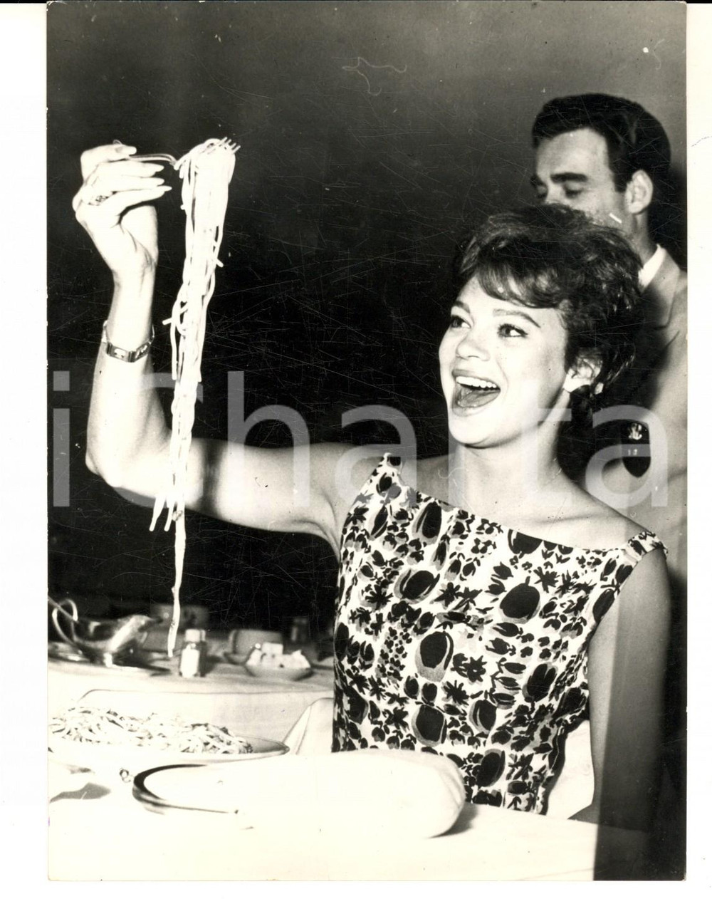 Fotografia d epoca originale 1962 ROMA Juliette PROWSE fidanzata Frank SINATRA mangia gli spaghetti Foto 1