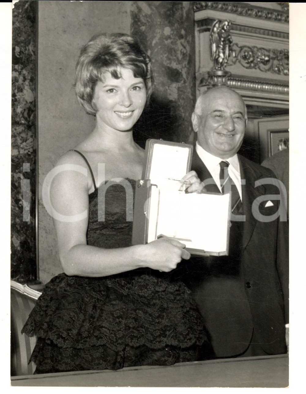 Fotografia d epoca originale 1960 MILANO Delia SCALA riceve ANTENNA D ORO  da Ferruccio LANFRANCHI Foto 1