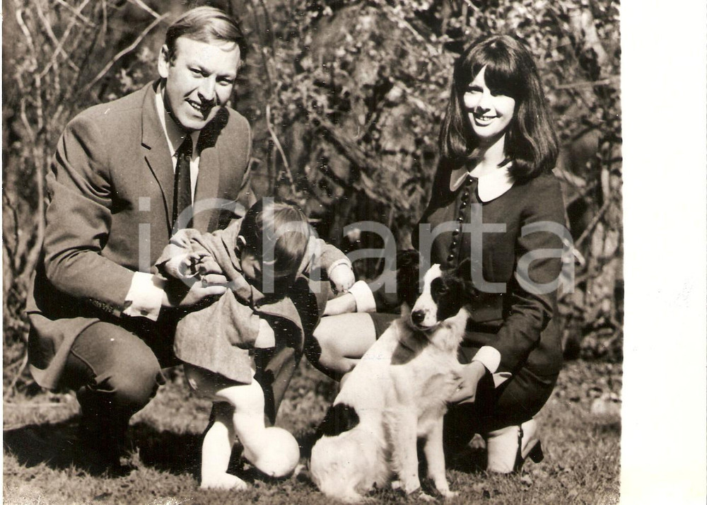 Fotografia d epoca originale 1966 LONDON David CORBETT and Pickles the dog that found the Jules RIMET Trophy 1