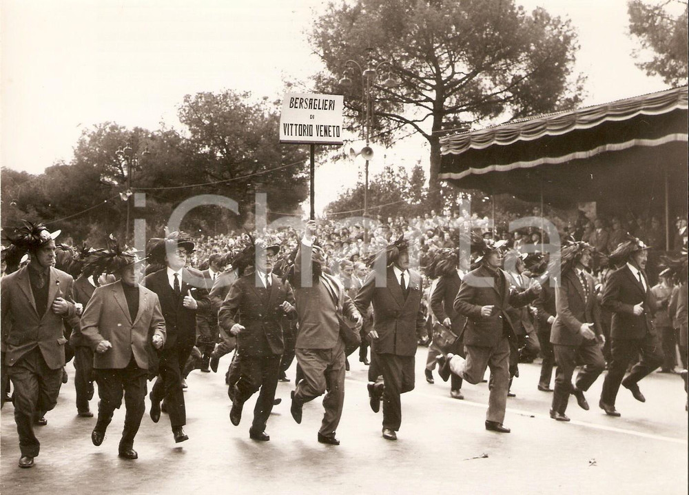Fotografia d epoca originale 1963 ROMA Bersaglieri di VITTORIO VENETO al XVIII Raduno Nazionale Foto 18x13 1