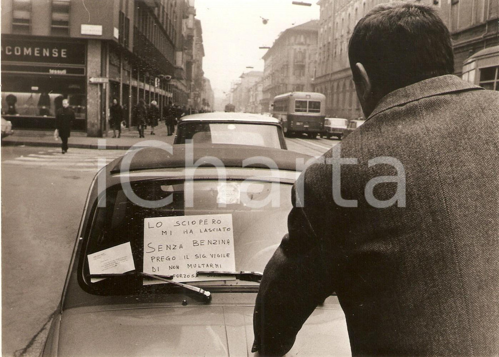 Fotografia d epoca originale 1965 ca MILANO Sciopero dei benzinai  Automobilista napoletano multato Foto 1