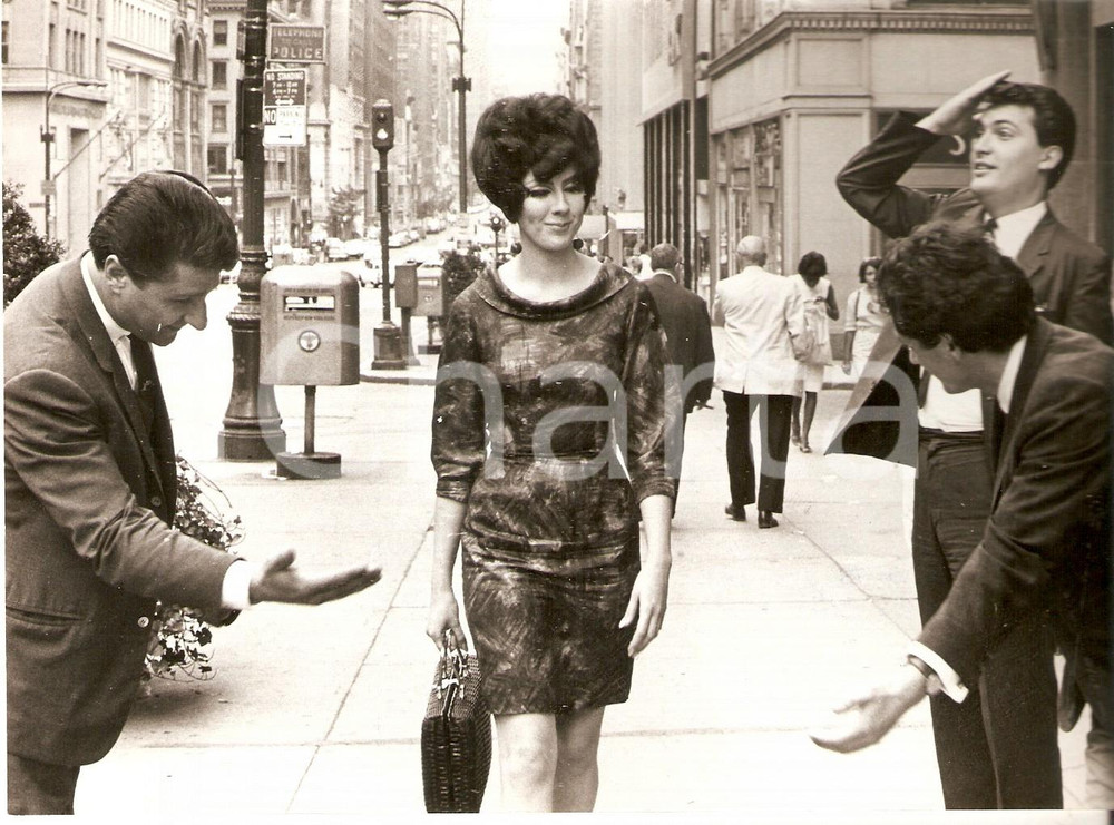 Fotografia d epoca originale 1966 NEW YORK  MADISON AVENUE Boys go crazy for a girl with blue hair Foto 1