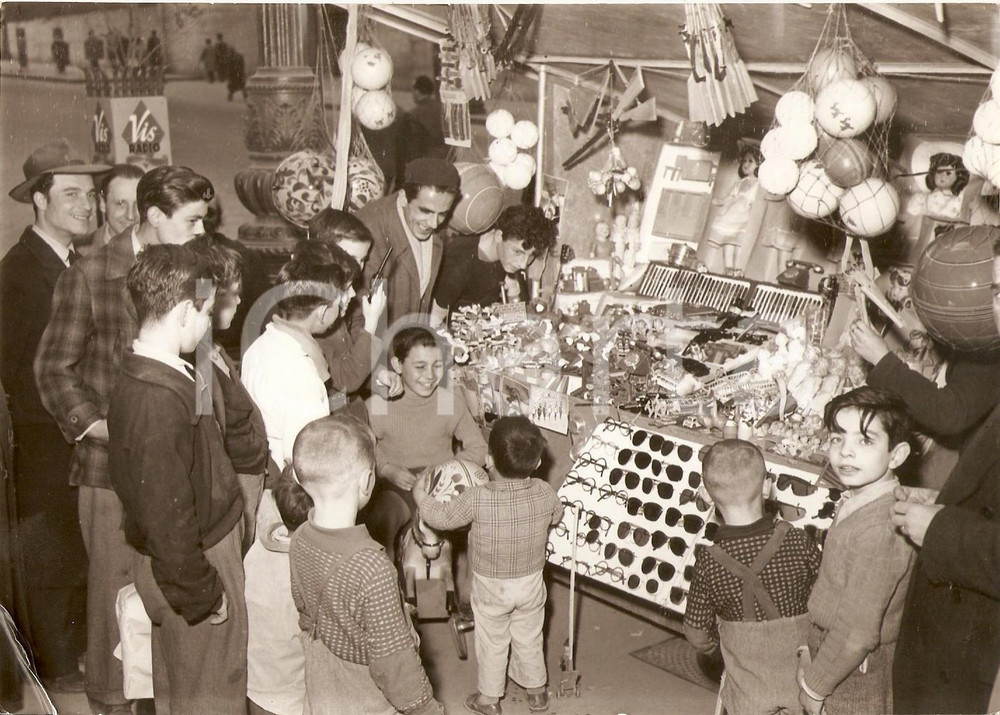 Fotografia d epoca originale 1959 NAPOLI  NATALE Bambini assaltano bancarella di giocattoli Foto 18x13 cm 1