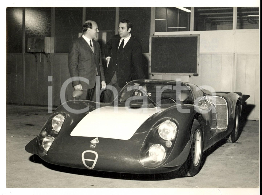 Fotografia d epoca originale 1969 MILANO Guido NICOLAI NICOR con l ingegner GRADI vicino all ALFA ROMEO 33 1
