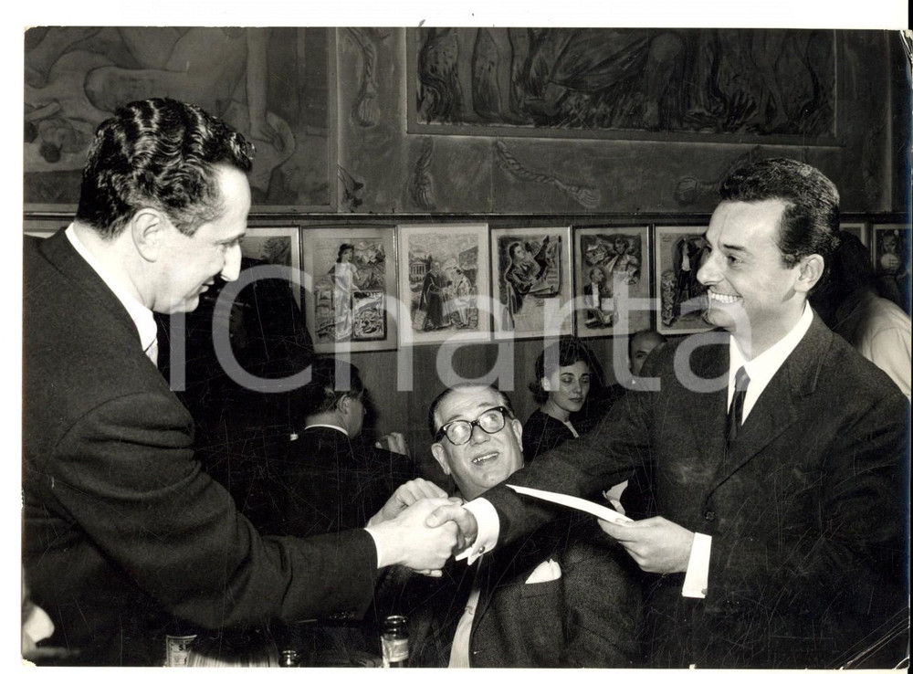 Fotografia d epoca originale 1963 MILANO Trattoria via BAGUTTA  Consegna premio giornalistico GILLETTE Foto 1
