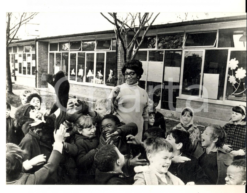 Fotografia d epoca originale 1969 LONDON Yvonne CONOLLY prima preside di colore in una scuola inglese Foto 1