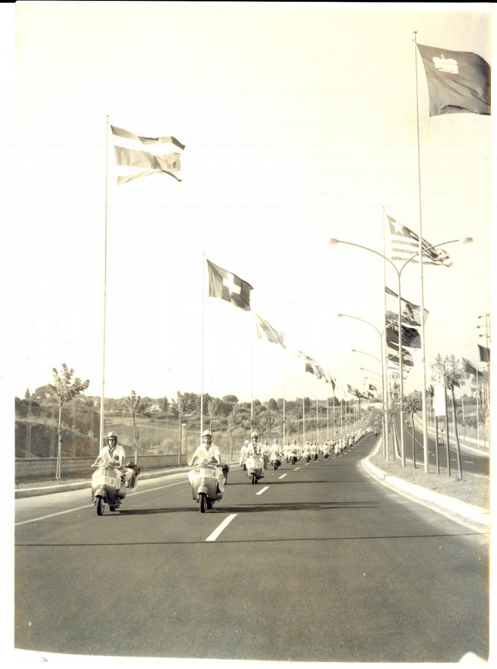 Fotografia d epoca originale 1960 ROMA EUROVESPA La colonna dei partecipanti in arrivo Foto 13x18 cm 1