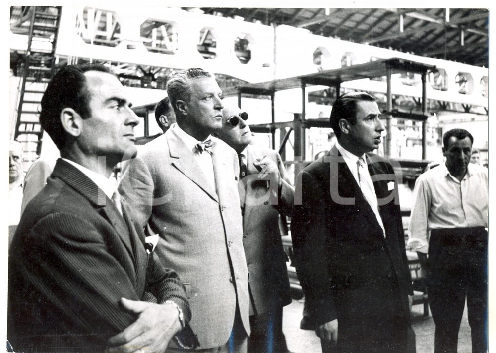 Fotografia d epoca originale 1955 GENOVA Sindaco Vittorio PERTUSIO visita ANSALDO dopo incidente sul lavoro 1