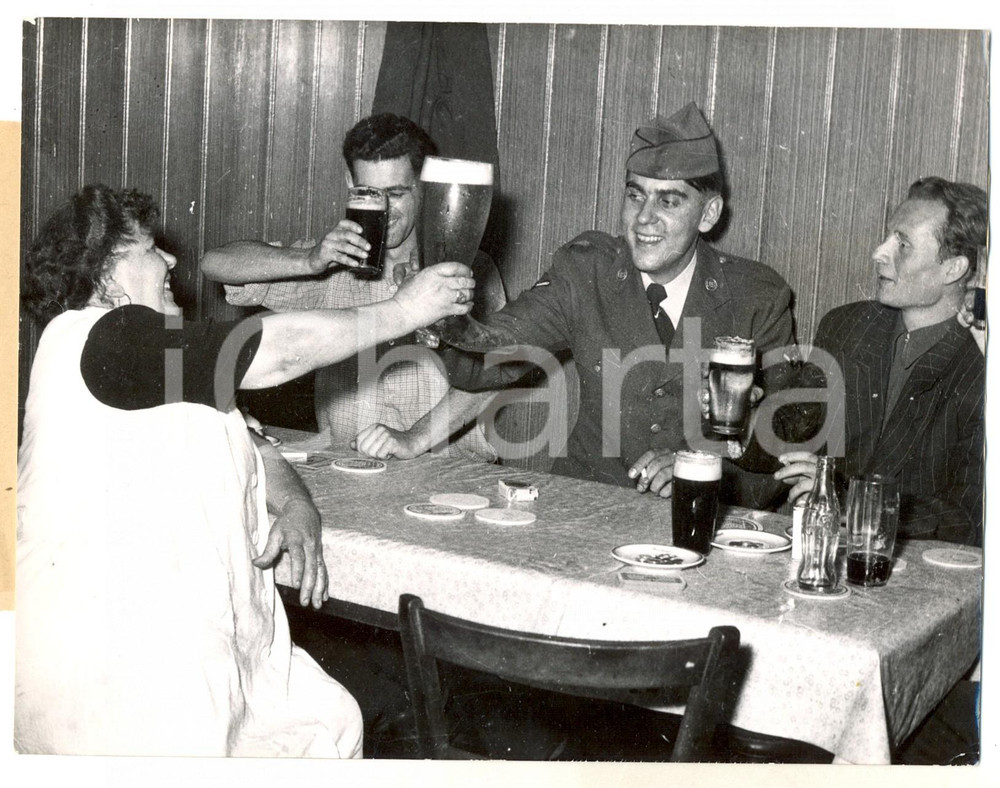 Fotografia d epoca originale 1953 MUNICH Sepp ASAM becomes American Joe and celebrates drinking beer Photo 1