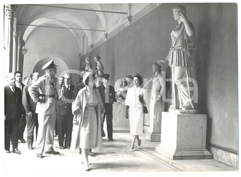 Fotografia d epoca originale 1959 ROMA Re Paolo I e Federica di Grecia visitano le Terme di Diocleziano Foto 1