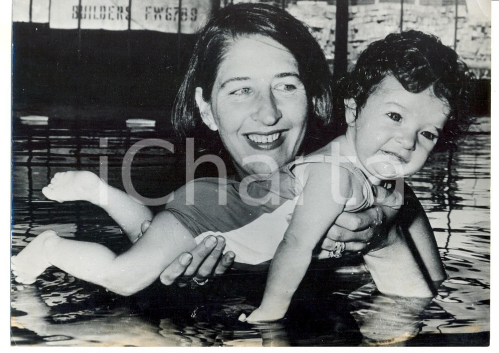 Fotografia d epoca originale 1966 SYDNEY Dawn FRASER inizia al nuoto la figlia Dawn Lorraine WARE di 3 mesi 1
