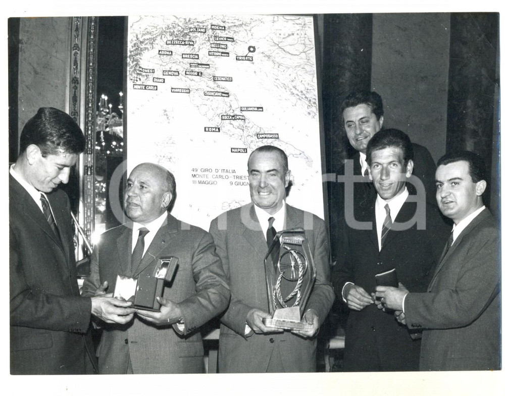 Fotografia d epoca originale 1966 MILANO Vittorio ADORNI e Felice GIMONDI premiati da Vittorio STRUMOLO 1