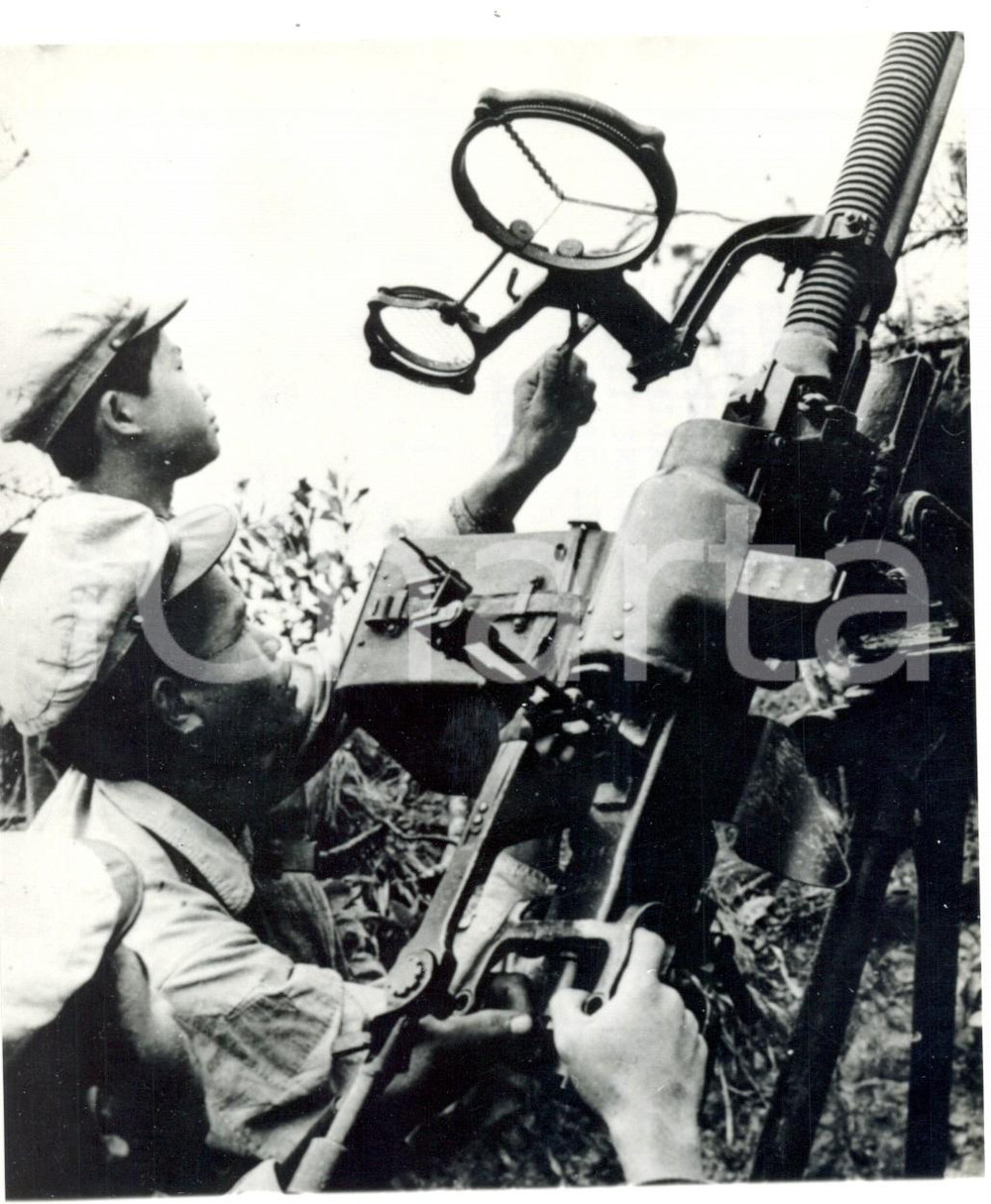 Fotografia d epoca originale 1971 GUERRA LAOS Militari laotiani sparano contro gli aerei americani Foto 1