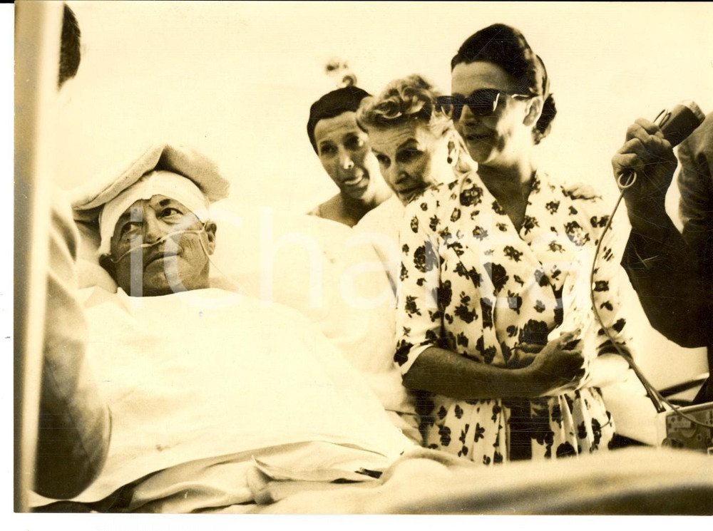 Fotografia d epoca originale 1960 ca AOSTA Pietro NENNI ricoverato in ospedale e assistito dalla famiglia 1