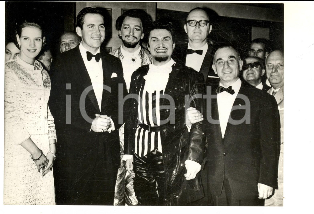 Fotografia d epoca originale 1967 ATENE Giorgio MERIGHI con i Reali di Grecia dopo Un ballo in maschera 1