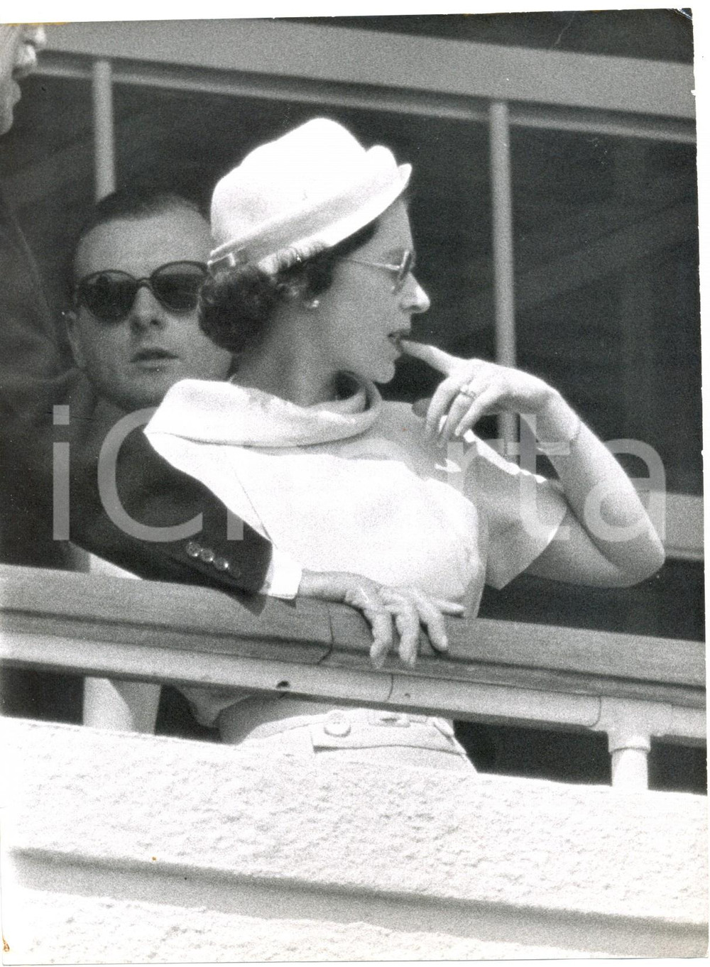 Fotografia d epoca originale 1960 PARIS Queen Elizabeth II watches thoughtfully THE OAKS Photo 15x20 cm 1