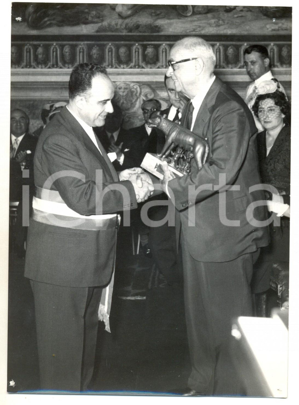 Fotografia d epoca originale 1959 ROMA Urbano CIOCCETTI dona la Lupa Capitolina a CelÃ¢l BAYAR Foto 1