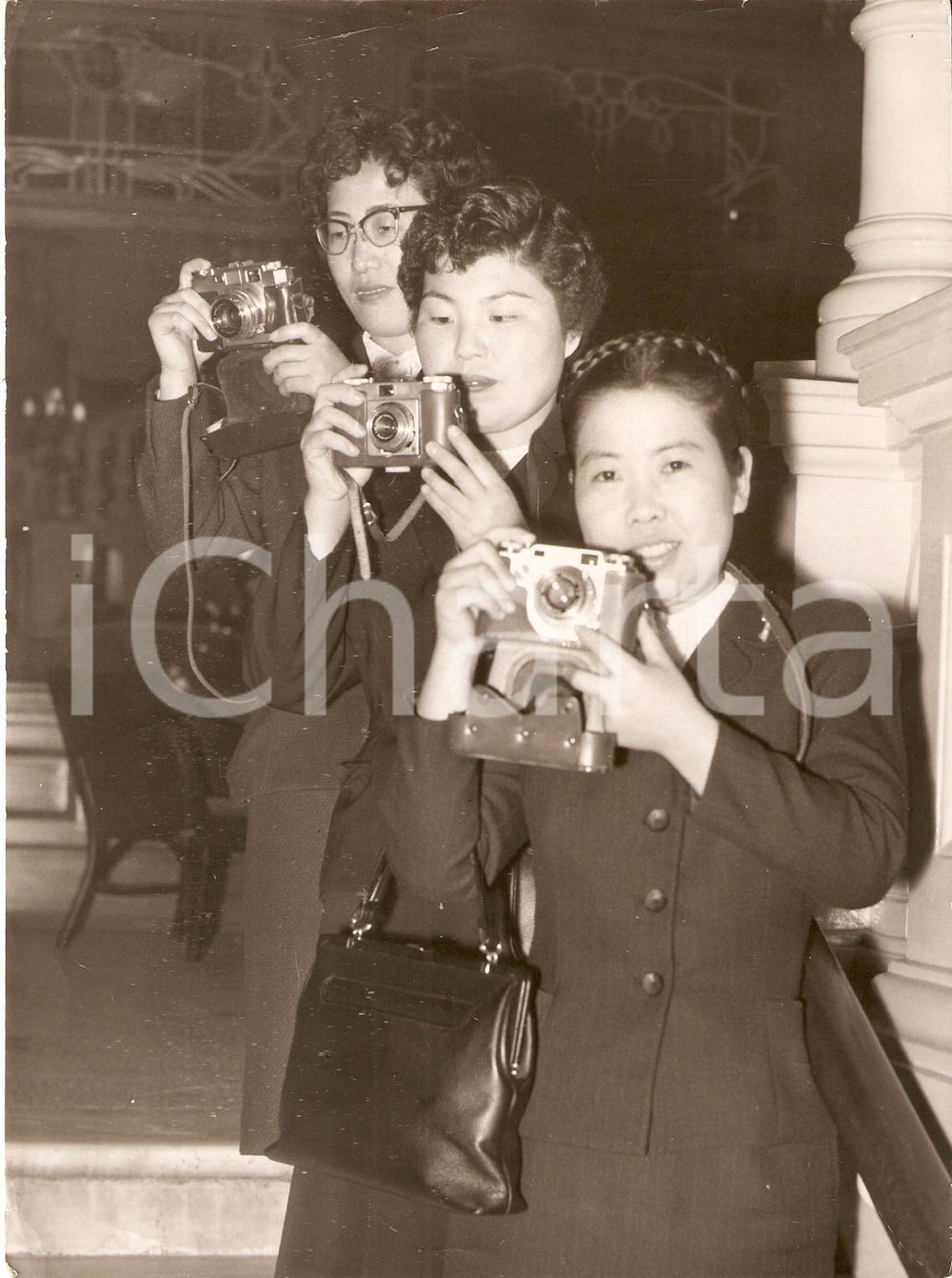 Fotografia d epoca originale 1959 LONDON Japanese tourists take a photo of a foggy day Foto 15x20 cm 1
